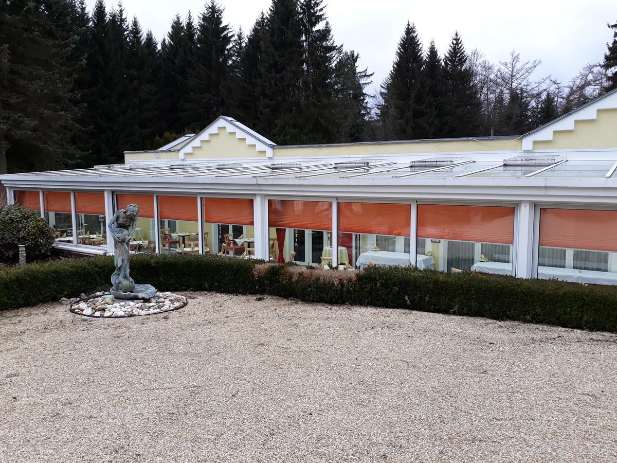 באד אלסטר Hotel Quellenpark מראה חיצוני תמונה