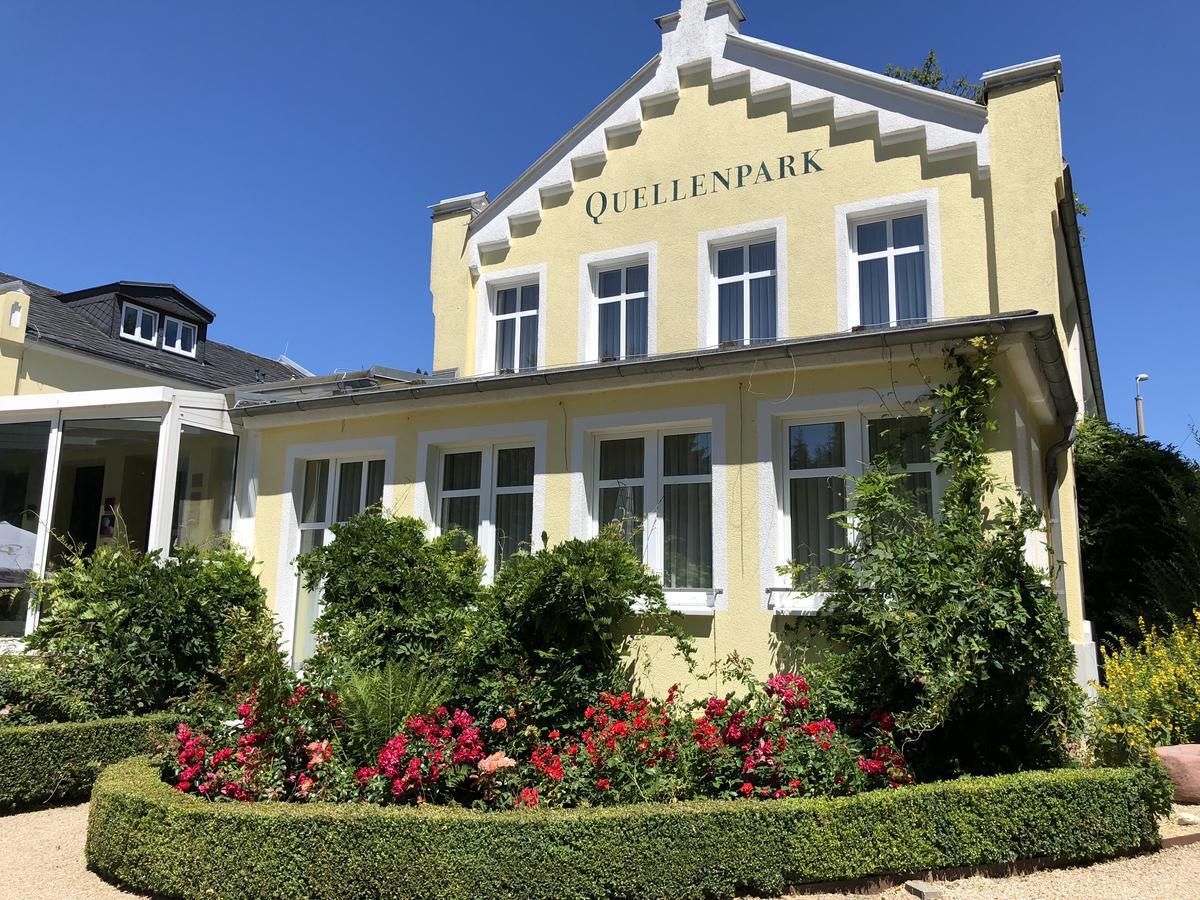 באד אלסטר Hotel Quellenpark מראה חיצוני תמונה