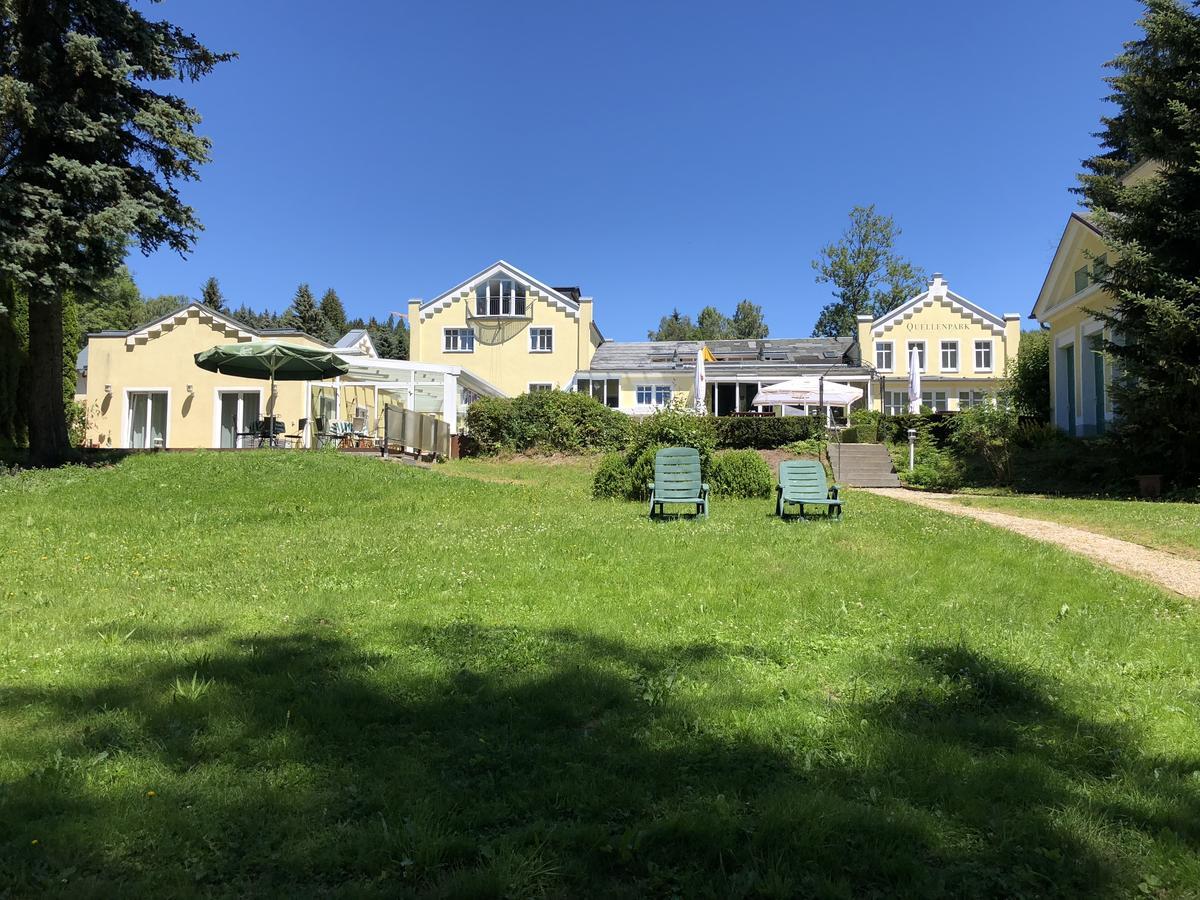 באד אלסטר Hotel Quellenpark מראה חיצוני תמונה